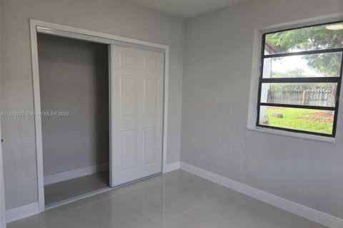 Casa en venta en Hialeah, Florida, 3 dormitorios, 101.64 m2 № 1785886 - foto 15