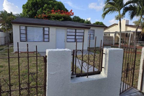 Casa en venta en Hialeah, Florida, 3 dormitorios, 101.64 m2 № 1785886 - foto 1