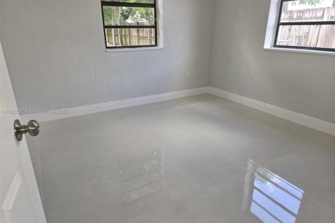 Casa en venta en Hialeah, Florida, 3 dormitorios, 101.64 m2 № 1785886 - foto 12