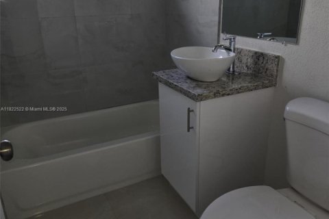 Casa en venta en Hialeah, Florida, 3 dormitorios, 101.64 m2 № 1785886 - foto 19