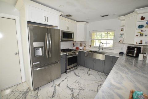 House in Orlando, Florida 3 bedrooms, 191.47 sq.m. № 2237735 - photo 23