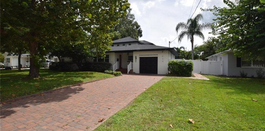House in Orlando, Florida 3 bedrooms, 191.47 sq.m. № 2237735