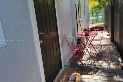 Commercial property in Miami, Florida 37.16 sq.m. № 1949667 - photo 2