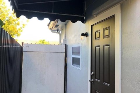 Commercial property in Miami, Florida 37.16 sq.m. № 1949667 - photo 3