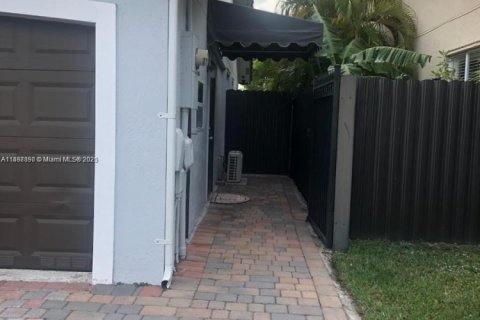 Commercial property in Miami, Florida 37.16 sq.m. № 1949667