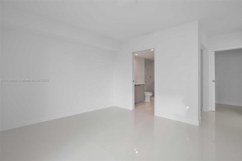 Condo in Bay Harbor Islands, Florida, 2 bedrooms  № 1875405 - photo 17