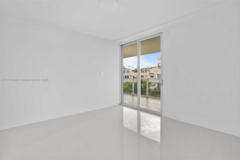 Condo in Bay Harbor Islands, Florida, 2 bedrooms  № 1875405 - photo 15