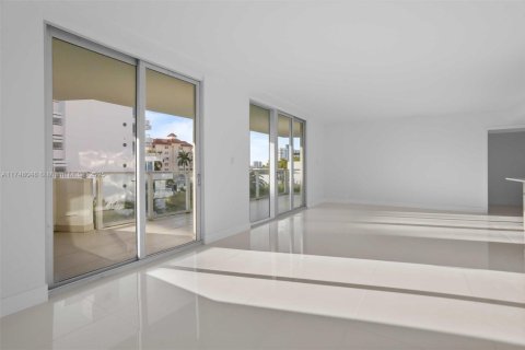 Condo in Bay Harbor Islands, Florida, 2 bedrooms  № 1875405 - photo 10