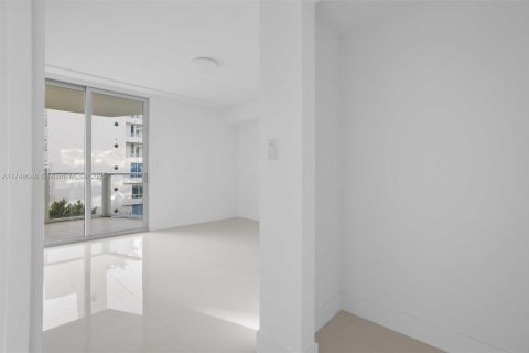 Condo in Bay Harbor Islands, Florida, 2 bedrooms  № 1875405 - photo 13