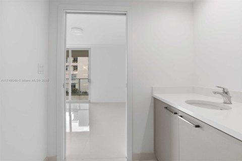 Condo in Bay Harbor Islands, Florida, 2 bedrooms  № 1875405 - photo 16