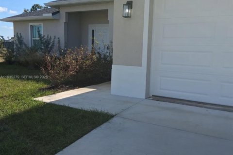 Casa en alquiler en Cape Coral, Florida, 3 dormitorios № 1993763 - foto 2