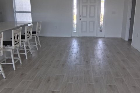 Casa en alquiler en Cape Coral, Florida, 3 dormitorios № 1993763 - foto 13