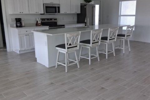 Casa en alquiler en Cape Coral, Florida, 3 dormitorios № 1993763 - foto 4