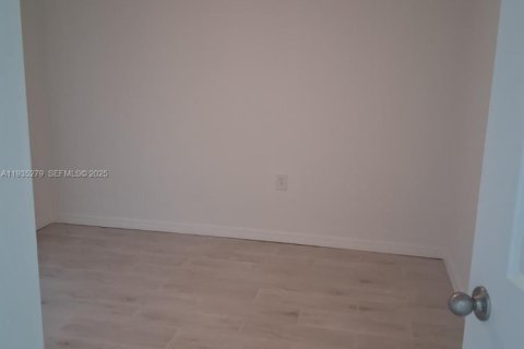 Casa en alquiler en Cape Coral, Florida, 3 dormitorios № 1993763 - foto 15