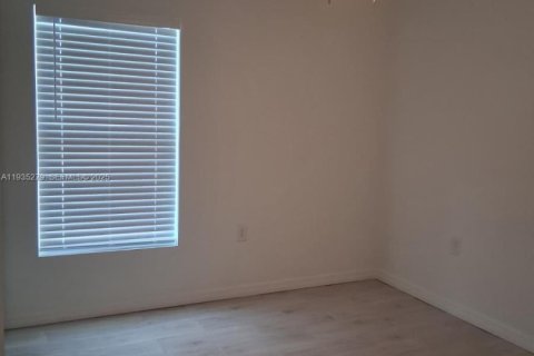 Casa en alquiler en Cape Coral, Florida, 3 dormitorios № 1993763 - foto 12