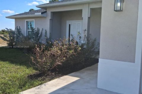 Casa en alquiler en Cape Coral, Florida, 3 dormitorios № 1993763 - foto 1