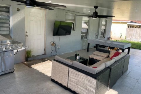 Купить виллу или дом в Хомстед, Флорида 3 спальни, 113.43м2, № 2032618 - фото 13