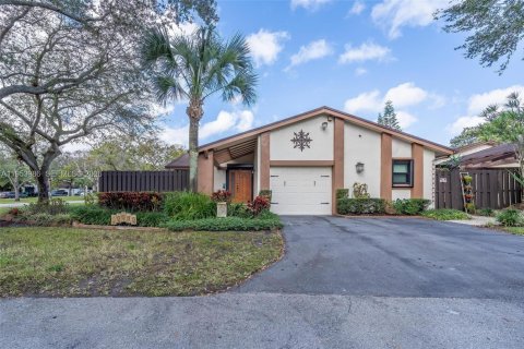 House in Miami, Florida 3 bedrooms, 141.58 sq.m. № 2009518 - photo 2