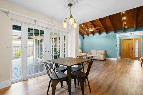 House in Miami, Florida 3 bedrooms, 141.58 sq.m. № 2009518 - photo 10