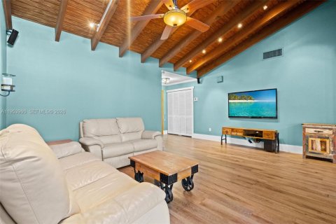 House in Miami, Florida 3 bedrooms, 141.58 sq.m. № 2009518 - photo 8