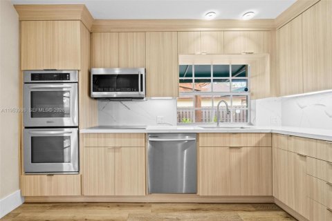 House in Miami, Florida 3 bedrooms, 141.58 sq.m. № 2009518 - photo 14