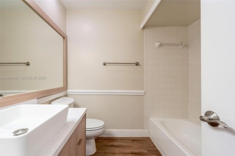 House in Miami, Florida 3 bedrooms, 141.58 sq.m. № 2009518 - photo 26