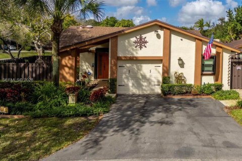 House in Miami, Florida 3 bedrooms, 141.58 sq.m. № 2009518