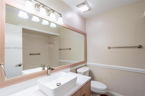 House in Miami, Florida 3 bedrooms, 141.58 sq.m. № 2009518 - photo 25