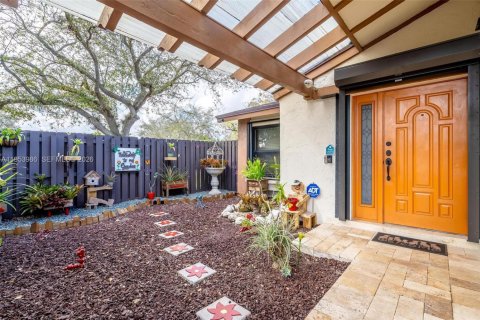 House in Miami, Florida 3 bedrooms, 141.58 sq.m. № 2009518 - photo 4