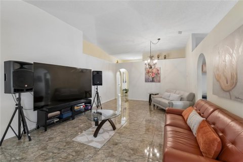 House in Orlando, Florida 3 bedrooms, 174.19 sq.m. № 2258783 - photo 5