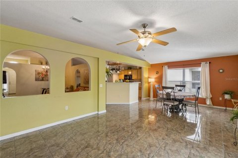 House in Orlando, Florida 3 bedrooms, 174.19 sq.m. № 2258783 - photo 6