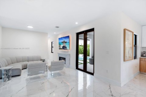 Casa en venta en Miami, Florida, 4 dormitorios, 218.51 m2 № 1921878 - foto 17