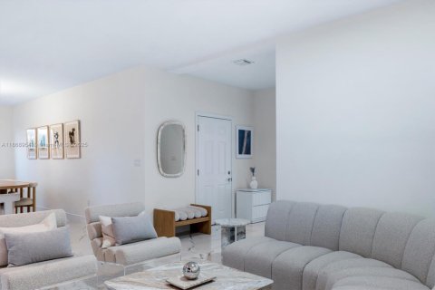 Casa en venta en Miami, Florida, 4 dormitorios, 218.51 m2 № 1921878 - foto 16