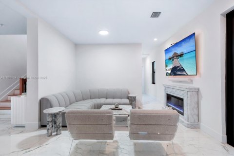 Casa en venta en Miami, Florida, 4 dormitorios, 218.51 m2 № 1921878 - foto 13