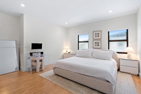Casa en venta en Miami, Florida, 4 dormitorios, 218.51 m2 № 1921878 - foto 28