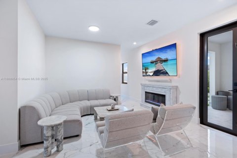 Casa en venta en Miami, Florida, 4 dormitorios, 218.51 m2 № 1921878 - foto 12