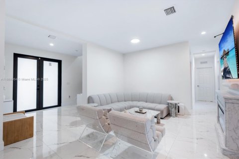 Casa en venta en Miami, Florida, 4 dormitorios, 218.51 m2 № 1921878 - foto 14