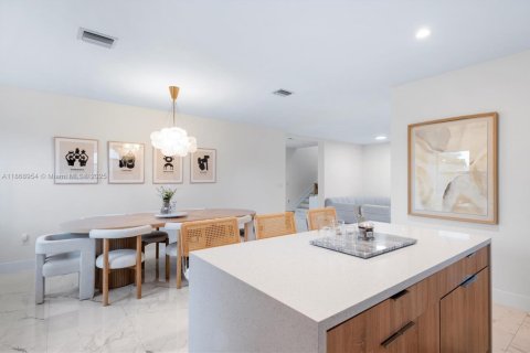 Casa en venta en Miami, Florida, 4 dormitorios, 218.51 m2 № 1921878 - foto 24