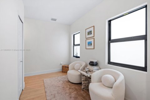 Casa en venta en Miami, Florida, 4 dormitorios, 218.51 m2 № 1921878 - foto 26