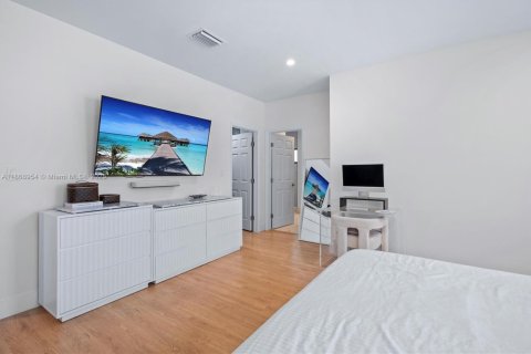Casa en venta en Miami, Florida, 4 dormitorios, 218.51 m2 № 1921878 - foto 30