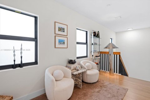 Casa en venta en Miami, Florida, 4 dormitorios, 218.51 m2 № 1921878 - foto 25