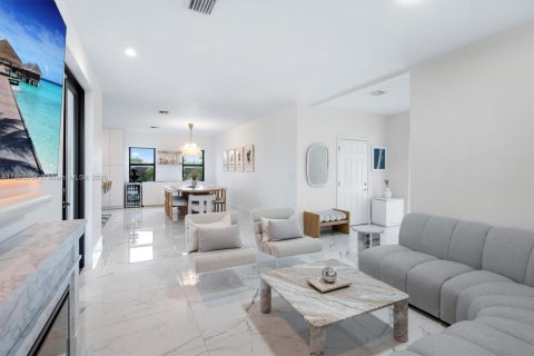 Casa en venta en Miami, Florida, 4 dormitorios, 218.51 m2 № 1921878 - foto 18