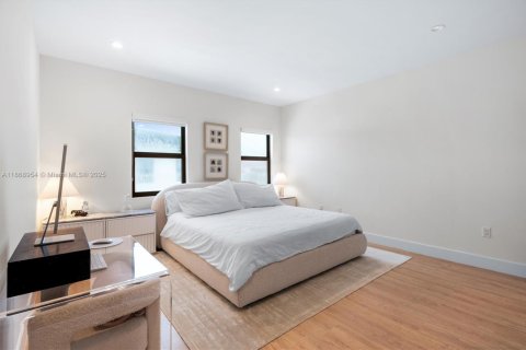 Casa en venta en Miami, Florida, 4 dormitorios, 218.51 m2 № 1921878 - foto 29