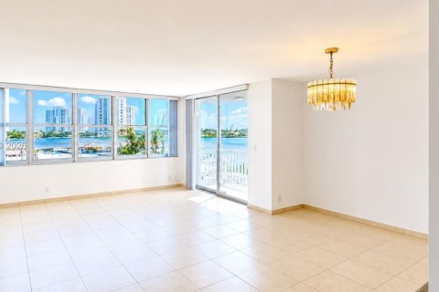 Condo in Hallandale Beach, Florida, 2 bedrooms № 2248461 - photo 9