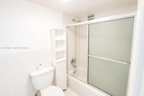 Condo in Hallandale Beach, Florida, 2 bedrooms № 2248461 - photo 10