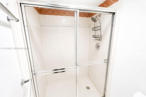 Condo in Hallandale Beach, Florida, 2 bedrooms № 2248461 - photo 13