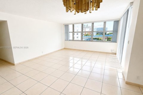 Condo in Hallandale Beach, Florida, 2 bedrooms № 2248461 - photo 6