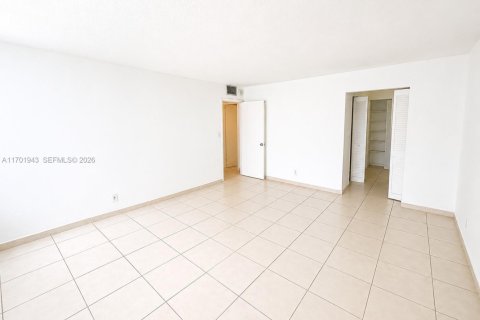 Condo in Hallandale Beach, Florida, 2 bedrooms № 2248461 - photo 7