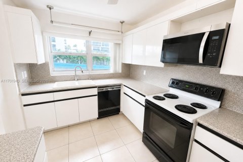Condo in Hallandale Beach, Florida, 2 bedrooms  № 2248461