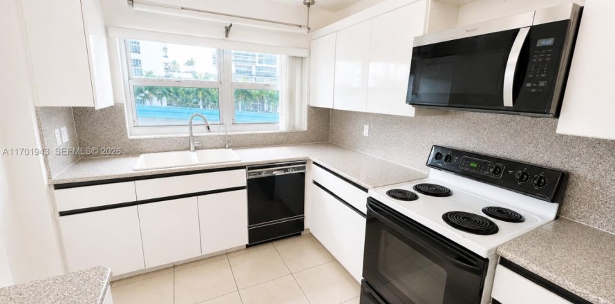 Condo in Hallandale Beach, Florida, 2 bedrooms № 2248461